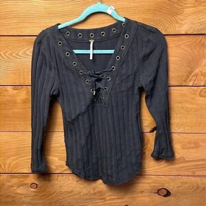 Women’s medium FREE PEOPLE. Dark gray lace up ribbed long sleeve shirt MD casual